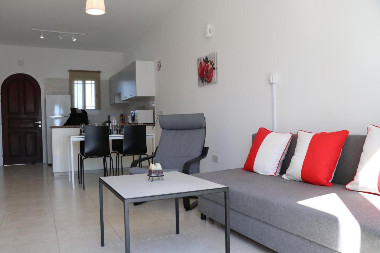 Cyking 2 Bed Apartment With Pool & 10 Min To Beach Paphos Exterior photo